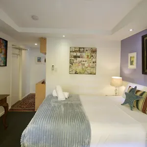 https://hideaway-noosa-men-only-beach-resort.queenslandhotels.net